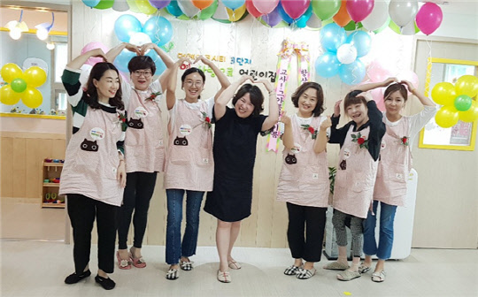 다레이크시티3단지 부영 사랑으로 어린이집 원장 선생님과 보육교사들이 함께 포즈를 취한 모습. <부영그룹 제공>